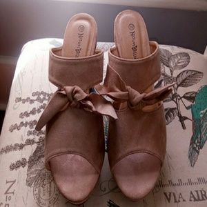 Platform bow sandals